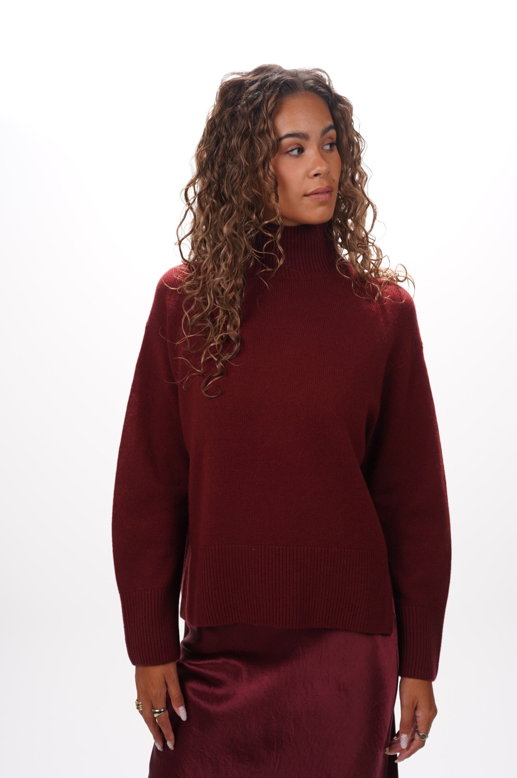 VINCE Pull Turtle neck side slit